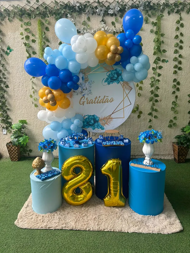 Aniversário de 21 anos em azul e dourado em frente ao jardim vertical