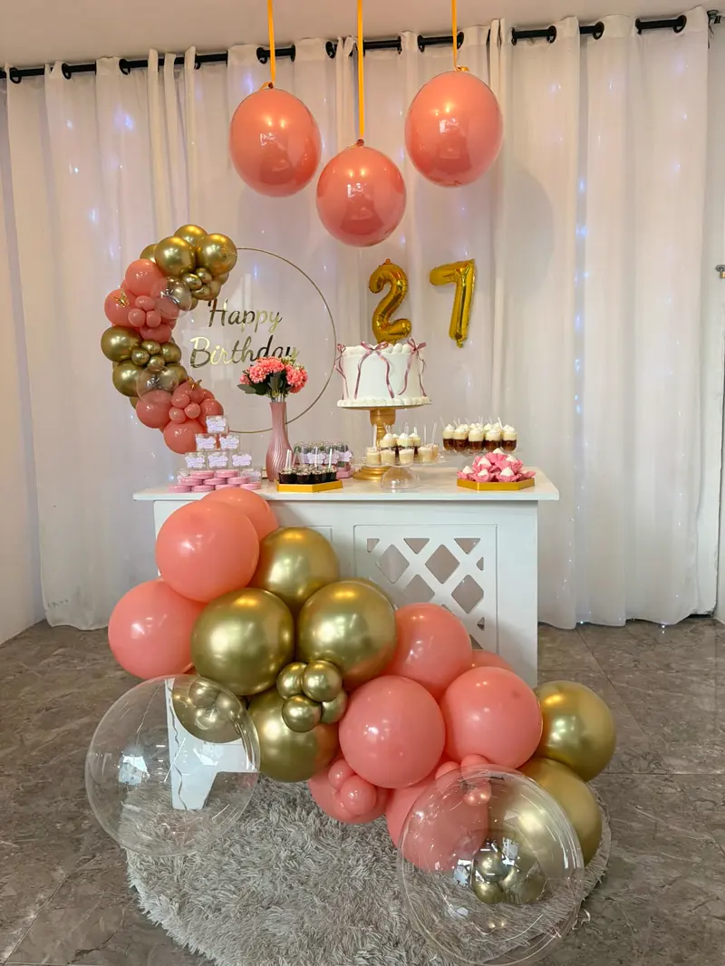 Mesa de aniversário de 27 anos em coral e dourado