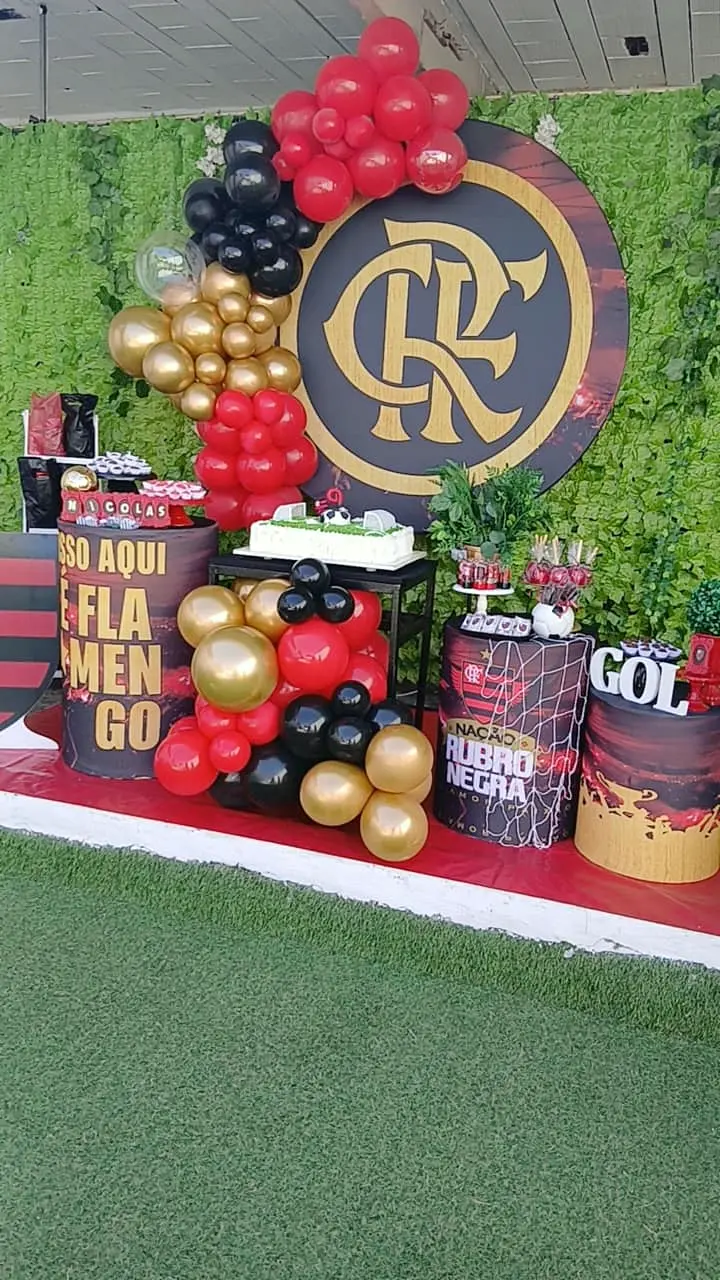 Aniversário com tema Flamengo em vermelho, preto e dourado