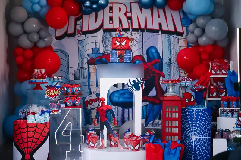 Mesa de aniversário com tema Homem-Aranha