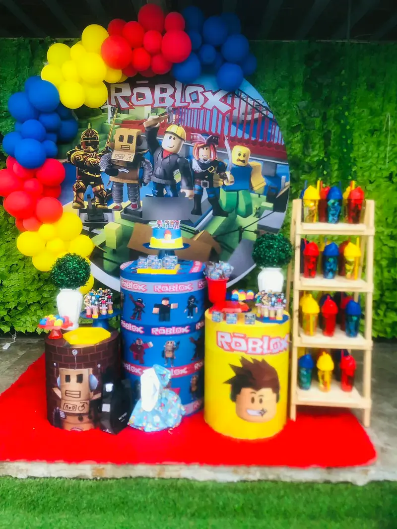 Aniversário com tema Roblox e arco de balões coloridos
