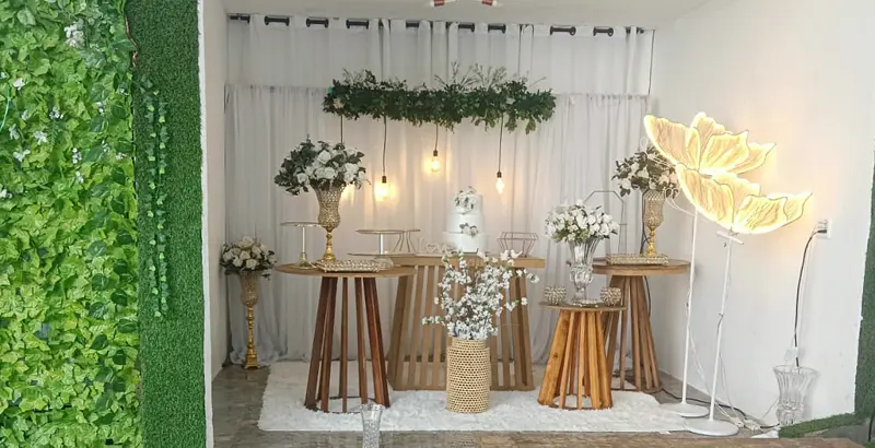 Mesa de bolo rústica com flores brancas e luminária de borboleta